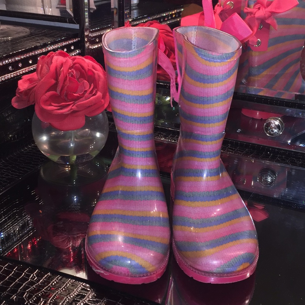 Cute little girls rain boots! Size 12.